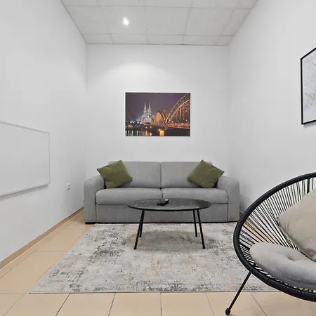 アパート Gemuetlich Und Zentral, 3km Zum Flughafen Koeln-bonn ケルン