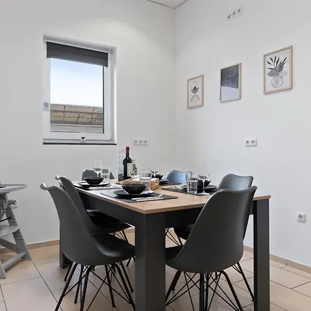 アパート Gemuetlich Und Zentral, 3km Zum Flughafen Koeln-bonn ケルン